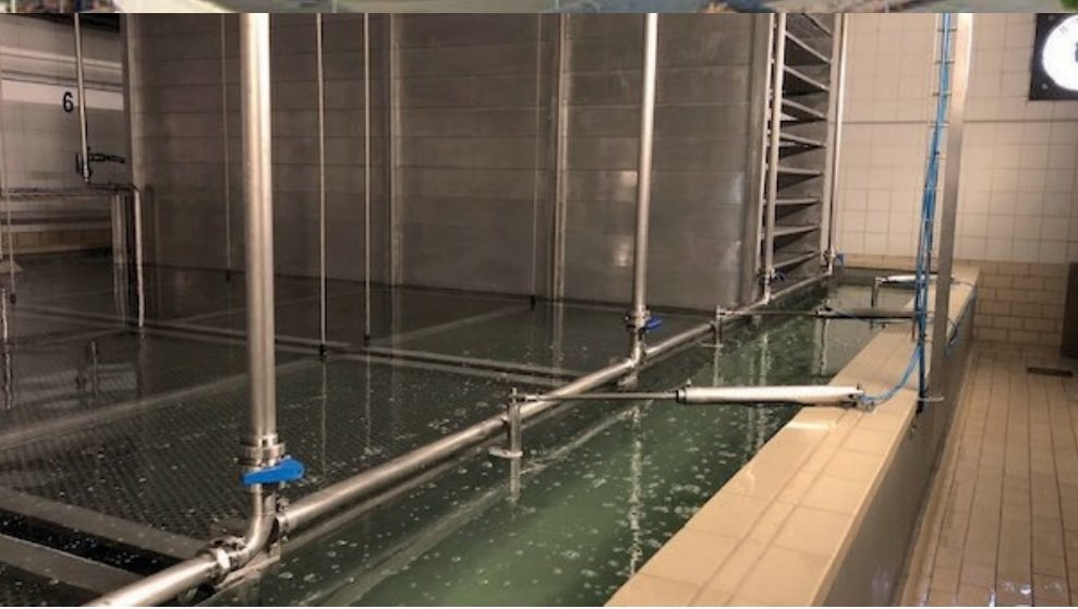 Interior de un depósito de agua con revestimiento de poliurea ACE PU-100, apto para contacto con agua de consumo humano