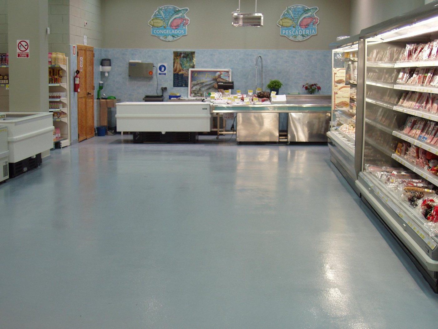 Pavimento continuo de poliurea en la zona de pescadería y congelados de un supermercado, superficie higiénica sin juntas